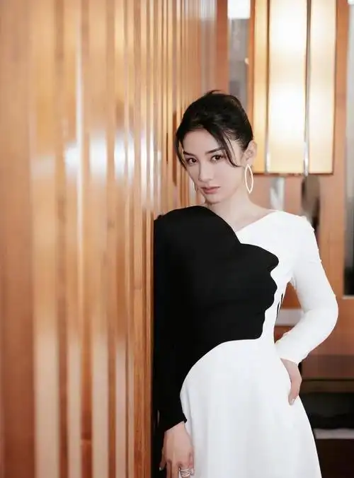 演员黄奕,有过两段婚姻,心疼女儿太懂事