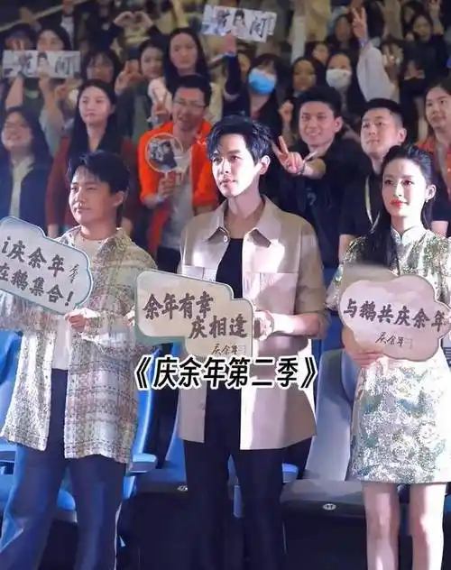 唐艺昕与李沁相约重庆,4岁女儿罕露面,嘴巴超像张若昀身高瞩目