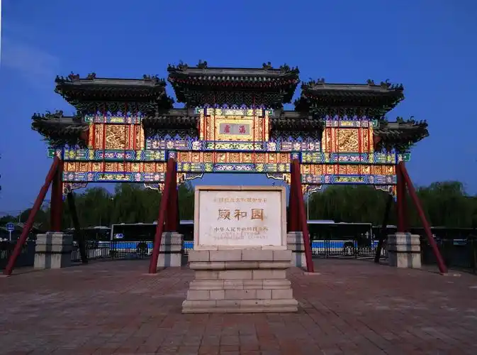 这是颐和园门口的牌楼,新修缮后,在清晨阳光照射下,格外耀眼