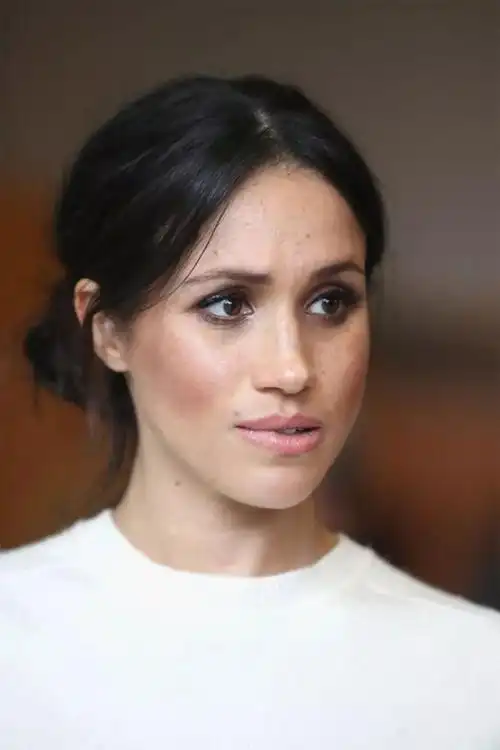 原创梅根童年照片暴露缺点,笑容可爱但下嘴唇有点歪,做了王妃也没变