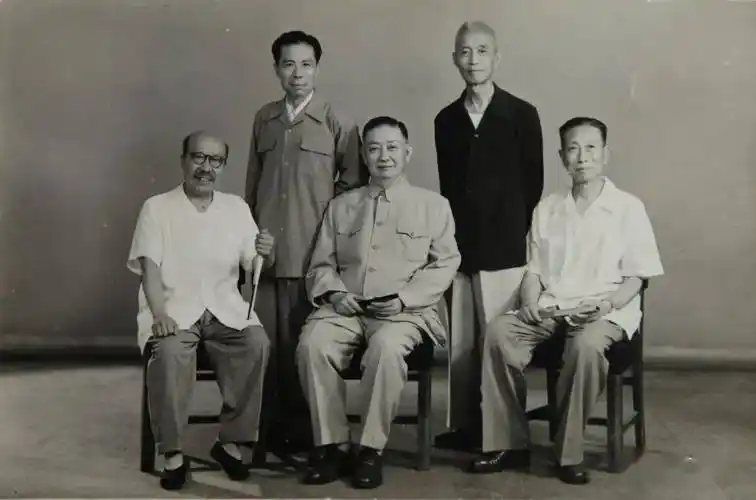 梅兰芳晚年与一生的艺术搭档徐兰沅(左一),姜妙香(右一),姚玉芙(后右