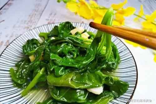 很适口的一道蒜蓉木耳菜,色彩翠绿,口感又滑又嫩,你不想吃吗_手机搜狐