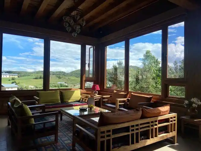 镶嵌在风景中的香格里拉松赞林卡酒店