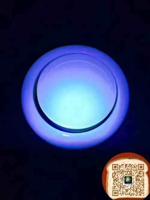 净水金蓝手镯在紫光灯下的荧光