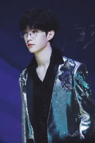 范丞丞银色西装金丝眼镜帅气亮相尖叫之夜 自带聚光灯的卷毛小王子