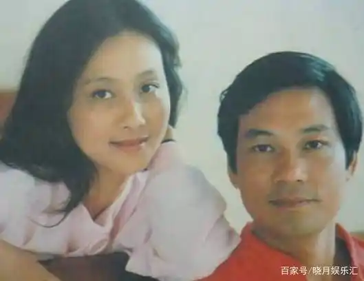 靠《渴望》成名,嫁小2岁老公获幸福,儿子长相却是一言难尽_黄梅莹