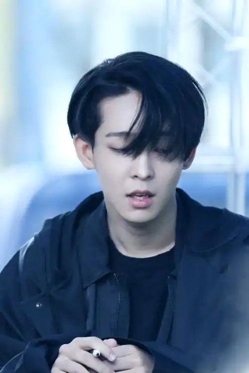 南太铉张才人恋情,报道称二人因出演综艺节目成为恋人.