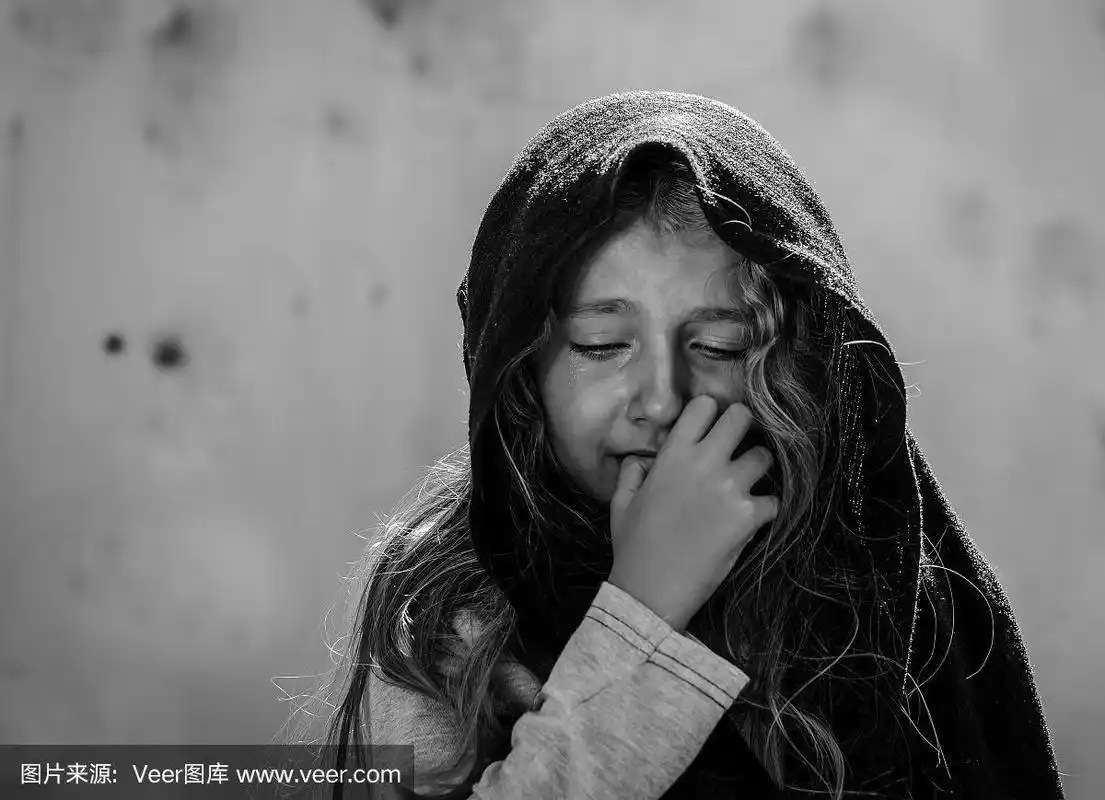 小女孩戴着头巾哭着,黑白相间