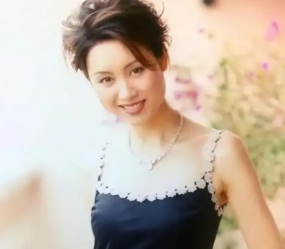 郭可盈林文龙庆祝结婚20周年,夫妻在一起甜蜜吃冰淇淋