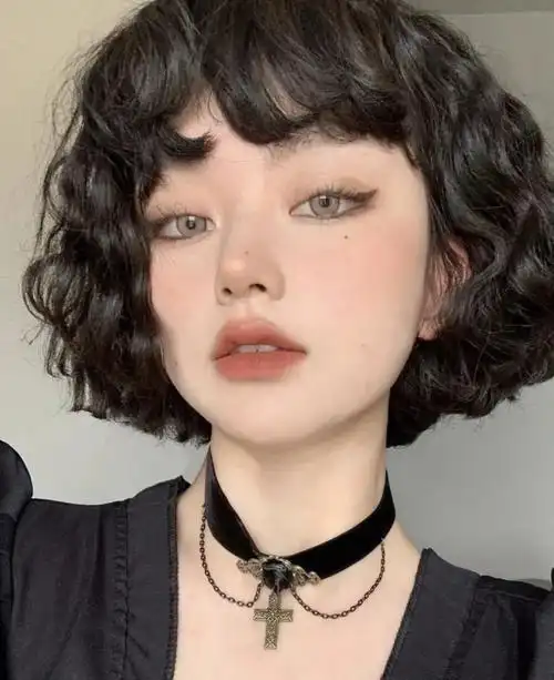 这里有芭比娃娃和奥特曼#短发造型  #强烈推荐  #少女感  #发型不重样