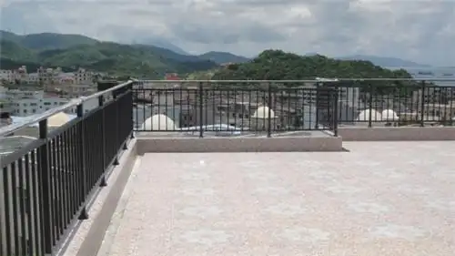 自建房楼顶围栏用什么材料好