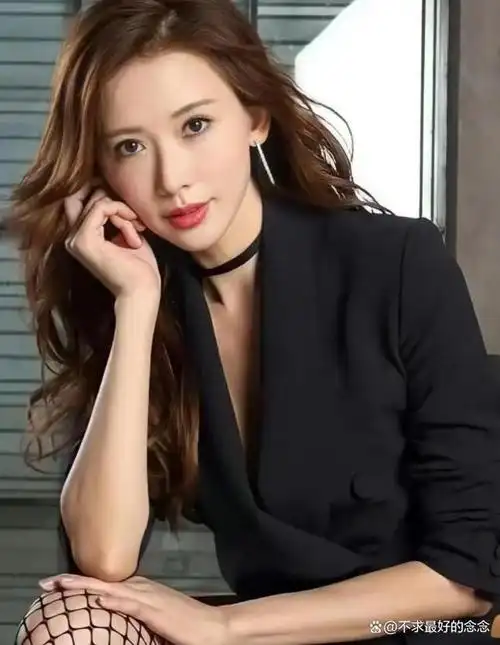 49岁林志玲露面,穿宽松长裙气质大变,网友:日本主妇化了