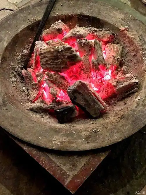 晚,客栈老板在厅中点了一盆炭火,烤烤火聊聊天,再喝一口小酒,惬意!