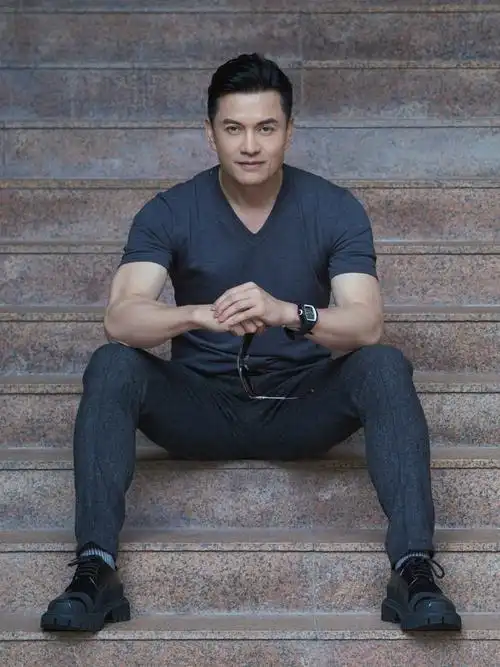 吕良伟大背头造型一秒魂穿丁力时隔四十年再战上海滩