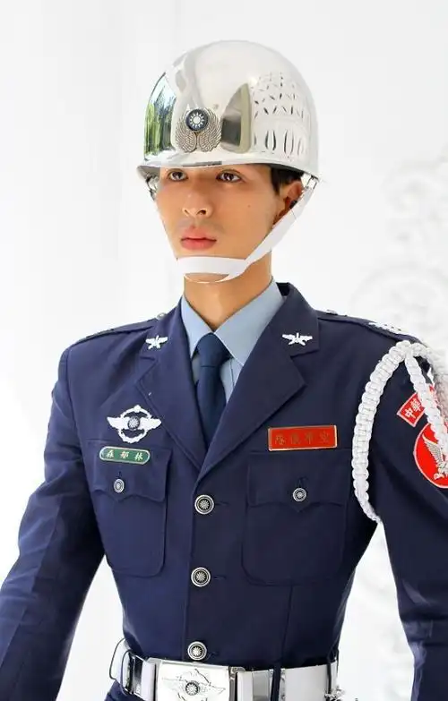 上岗不眨眼的台湾礼兵 (图)