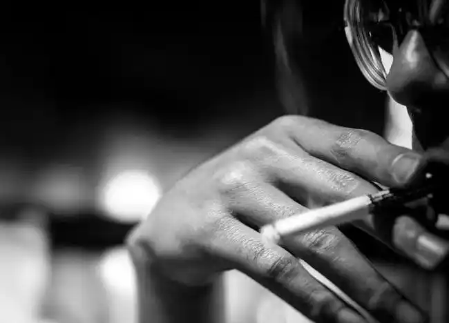 1,一边抽烟一边喝酒