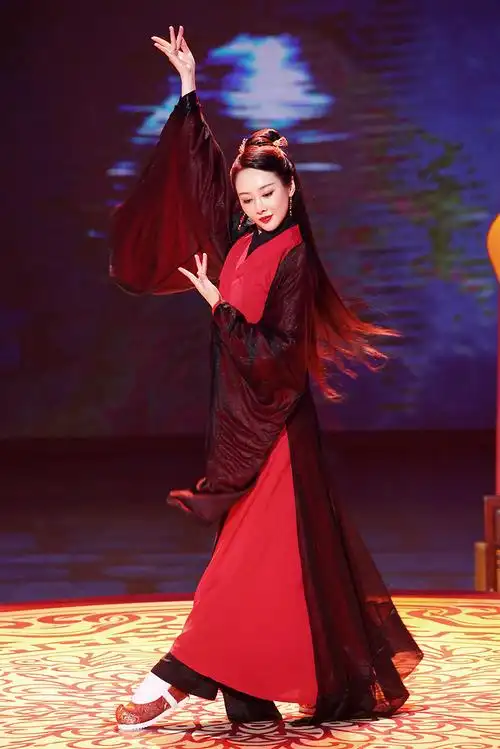 《王牌对王牌》李纯再现司理理 红衣曼舞惊艳四座__凤凰网