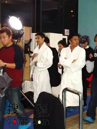 组图:田亮谢霆锋二人戏水 猛男出水更显性感