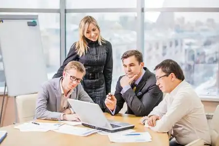 商界人士在讨论一个重要的问题在简报会上的团队照片