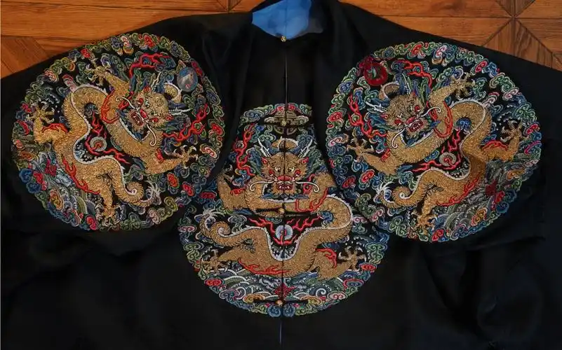 乾隆御用四团龙衮服龙褂