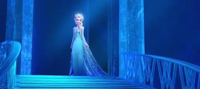 《冰雪奇缘》中,艾莎在宫殿中长大之后的加冕仪式中所穿的一套服装