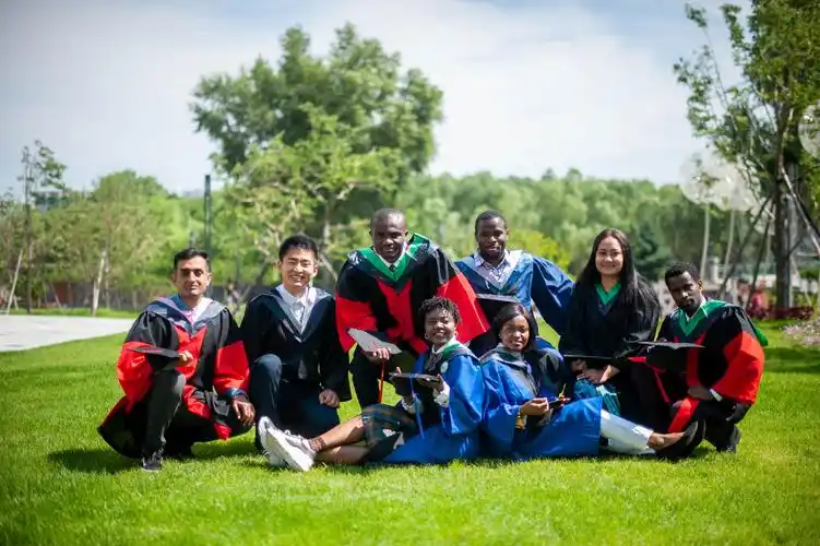 11月13日中午12时,第五届国际文化节之中外学生足球友谊赛在学校体育