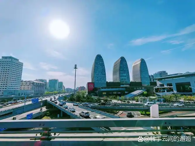 西直门地标 这三座拱形建筑,是西直门地标,叫凯德mall,旁边是北京北站