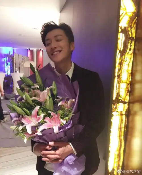 乔任梁离开的第四年,时间过得好快,那个喜欢粉色弹着吉他唱可爱女人的