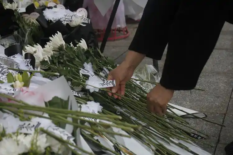 上课的学生在教室静立默哀安江农校纪念园悼念现场许多市民自发前来