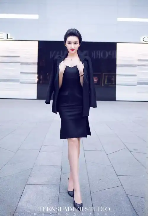 付思琪悠闲恬静街拍 优雅大方彰显高贵大气