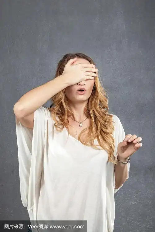 年轻女子在工作室用手捂着眼睛