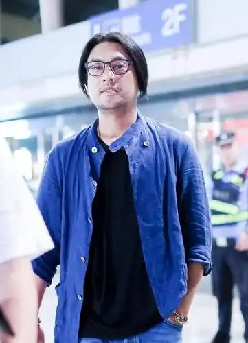 朱孝天越活越丑,穿蓝色衬衫配中分长发,尽显女神气息