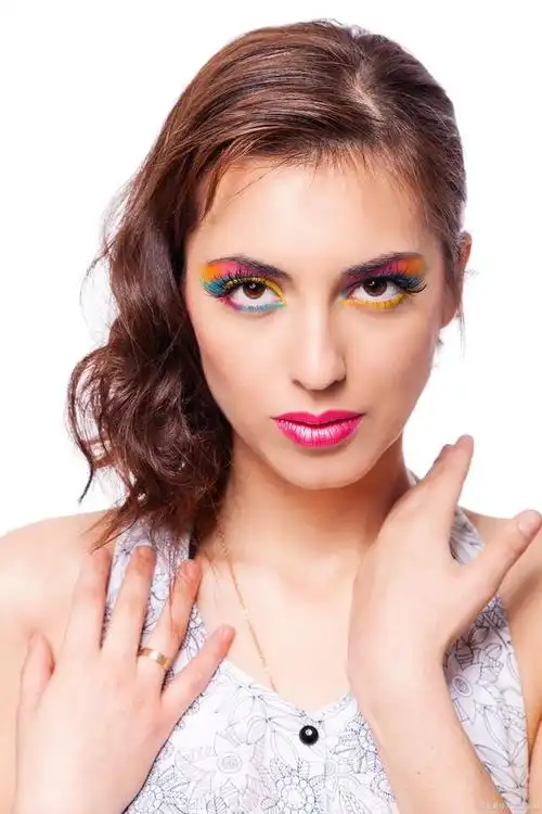 五彩缤纷的夏日妆容,为你点亮心情