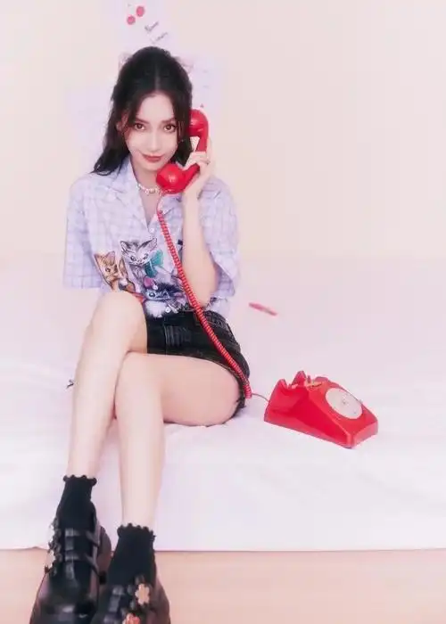 杨颖穿格子衬衫配短裤太性感!细腰长腿魔鬼身材撩人_腾讯新闻