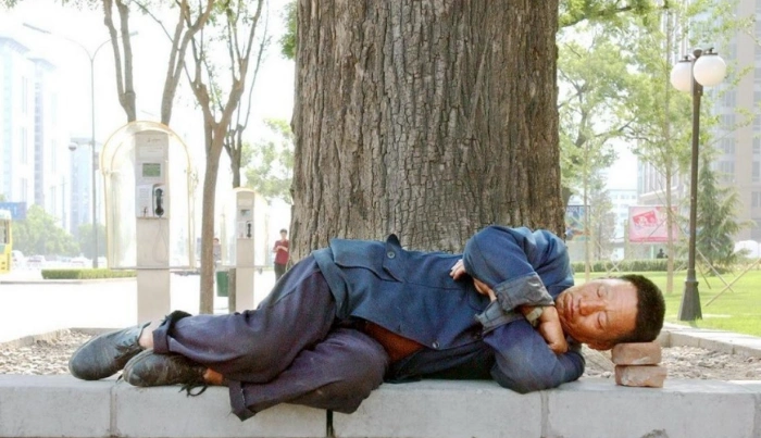 实拍在大街上熟睡的打工者,生活不容易,心酸又无奈