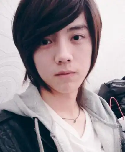 鹿晗出道前旧照登热搜榜首,"非主流"造型缺乏男子汉气概