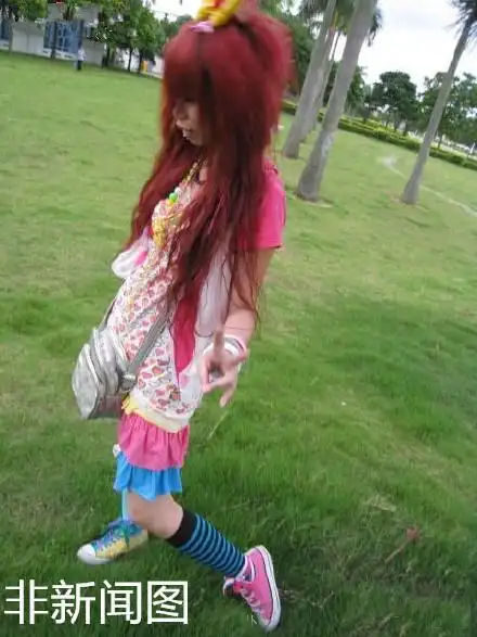 槽哥叨b叨:杀马特少女烟熏妆拍证件照 警察蜀黍惊呆了