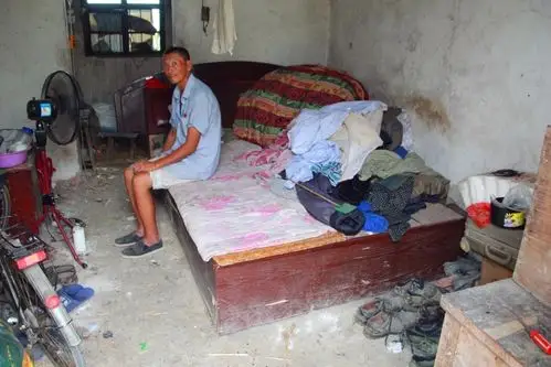 4个人的"光棍村",各种孤单,看着心酸