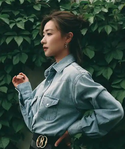 万茜牛仔外套搭亮片裙,酷飒又性感,短发造型嫩似高中生_黑色_气质