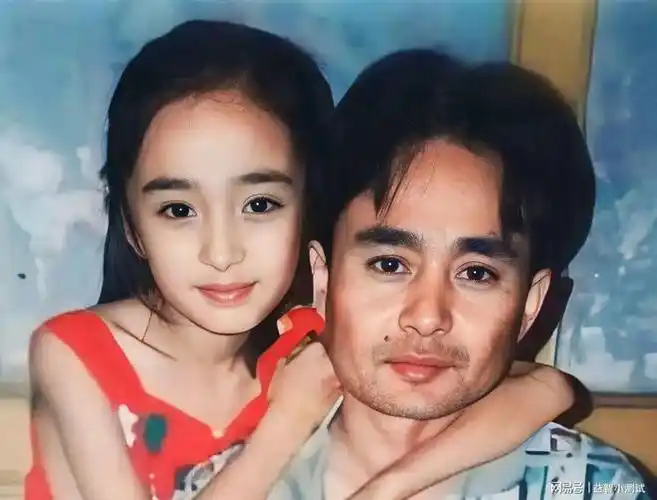 杨幂小时候与父亲的合影,从小就遗传了父亲的好基因!_网易订阅