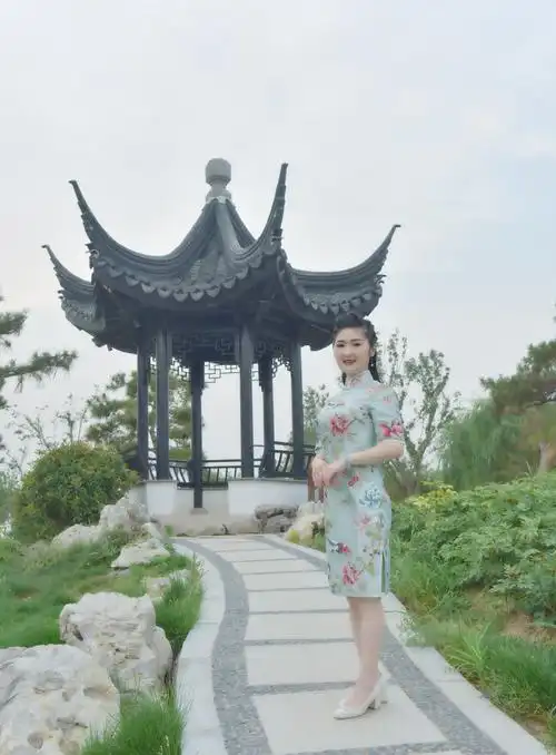 一袭旗袍道不尽风景怡人,诉不完人间百态. 水墨如画,衣如人.