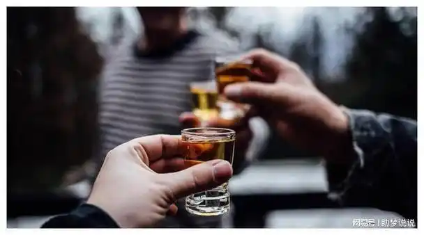 无论到谁家喝酒,切记别做"这3事",关系再好也不行,真伤感情