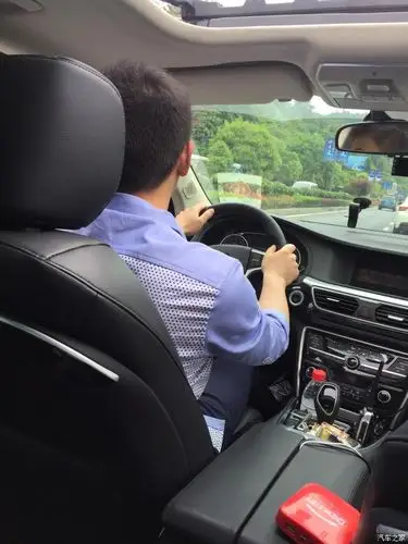 开车不玩手机哦,我的背影.