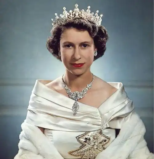 点击就看英国女王伊丽莎白二世的绝美王冠