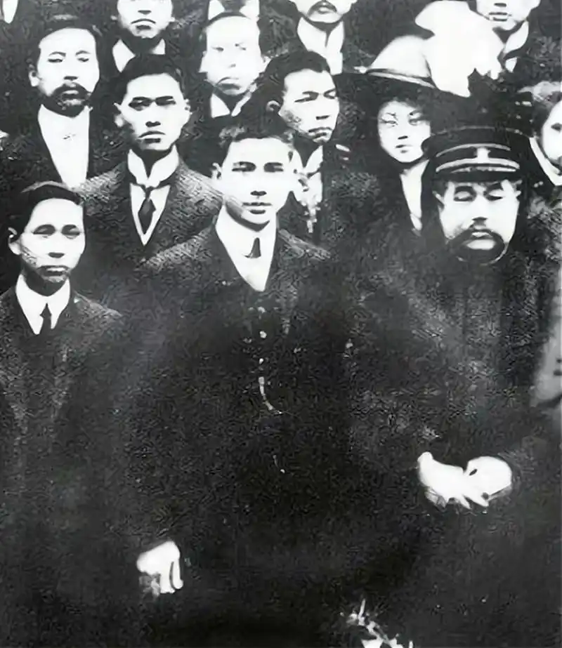 难怪汪精卫被称为民国四大美男子之一,看看他年轻时候的照片,果然是长