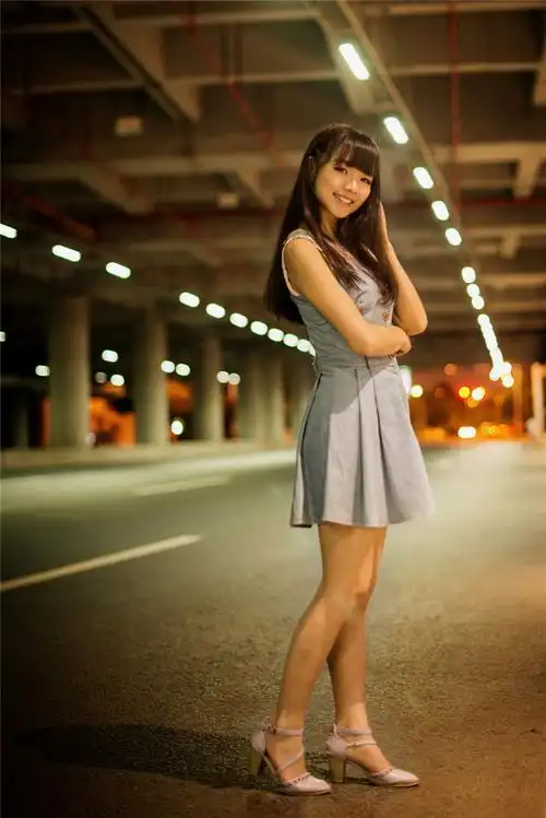 路边的孤独单身清纯可爱美女甜美笑容唯美写真