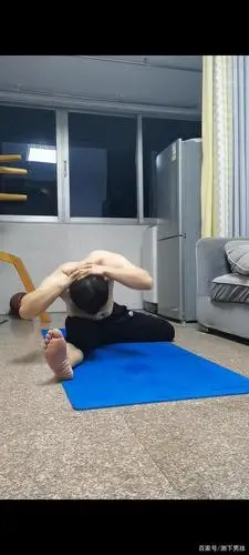 运动前腰部和腿部韧带的拉伸