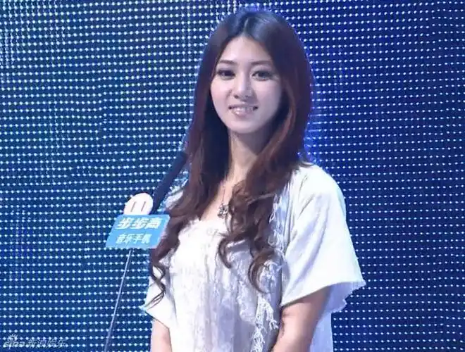 图文:《非诚勿扰》最清纯女嘉宾闫凤姣私房照曝光