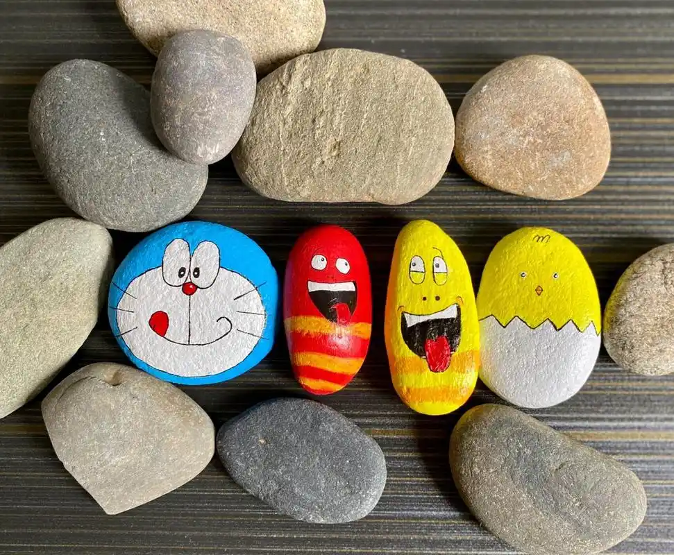 简单画|石头画 石头画:多啦a梦,爆笑虫子,小鸡仔 颜料是用丙烯颜料