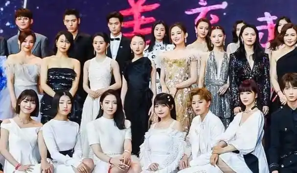 女星合影戏超多,林心如范冰冰合照表情亮了,唐嫣"躲着"杨幂